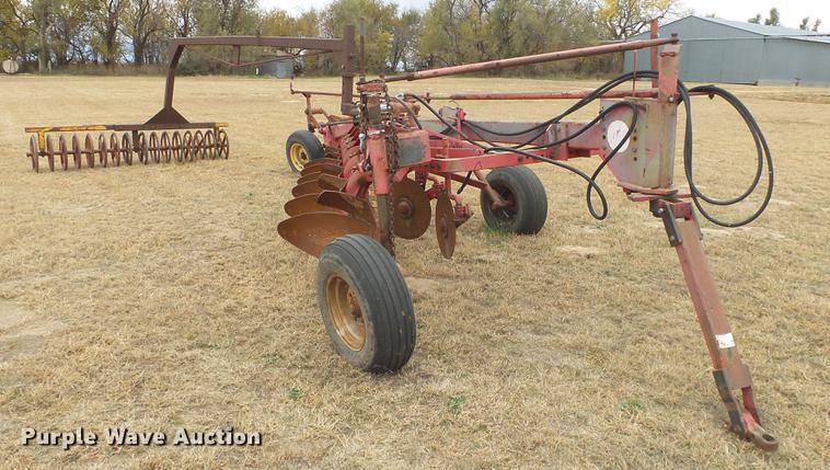 image for item DE7304 Massey-Ferguson 880 six bottom plow