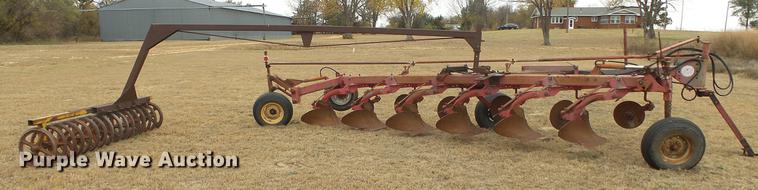 image for item DE7304 Massey-Ferguson 880 six bottom plow