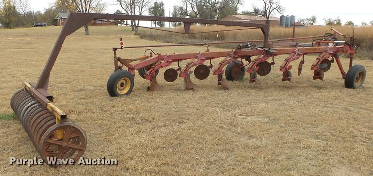 image for item DE7304 Massey-Ferguson 880 six bottom plow