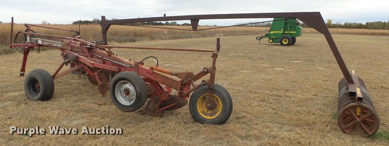 image for item DE7304 Massey-Ferguson 880 six bottom plow