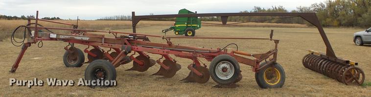 image for item DE7304 Massey-Ferguson 880 six bottom plow