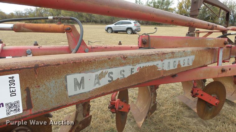 image for item DE7304 Massey-Ferguson 880 six bottom plow