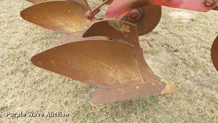image for item DE7304 Massey-Ferguson 880 six bottom plow