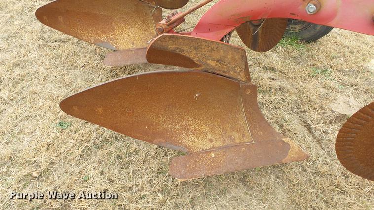 image for item DE7304 Massey-Ferguson 880 six bottom plow