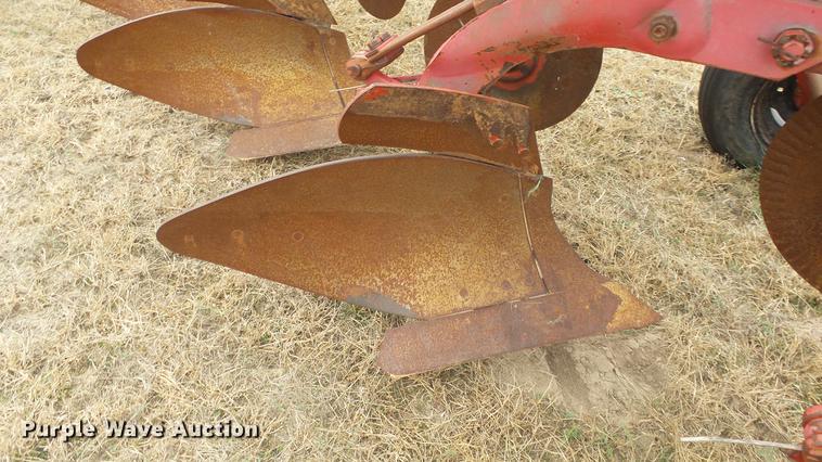 image for item DE7304 Massey-Ferguson 880 six bottom plow