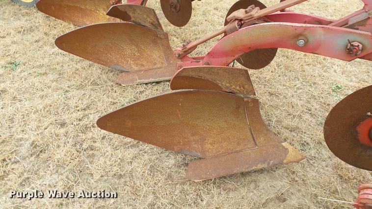 image for item DE7304 Massey-Ferguson 880 six bottom plow