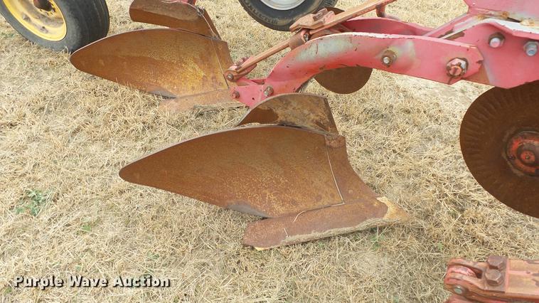 image for item DE7304 Massey-Ferguson 880 six bottom plow