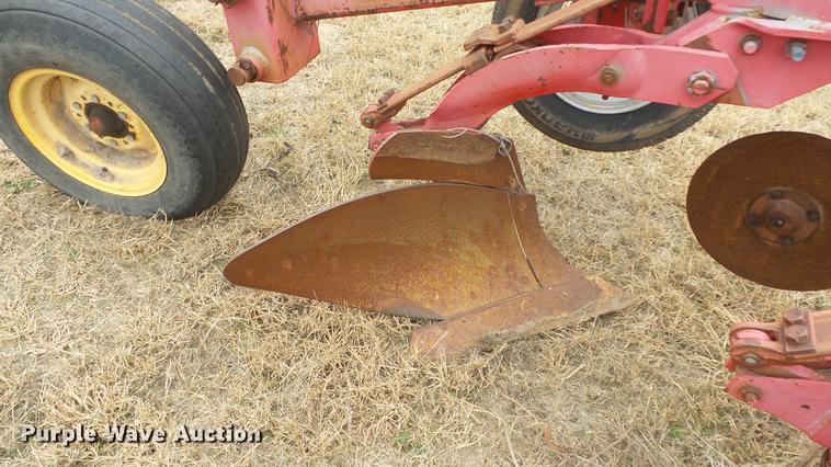 image for item DE7304 Massey-Ferguson 880 six bottom plow
