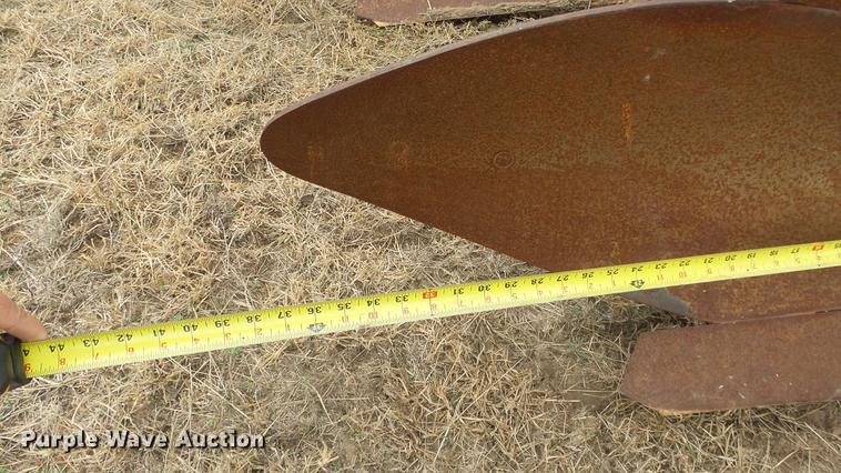 image for item DE7304 Massey-Ferguson 880 six bottom plow