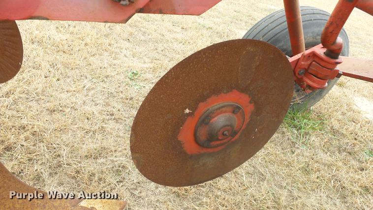 image for item DE7304 Massey-Ferguson 880 six bottom plow