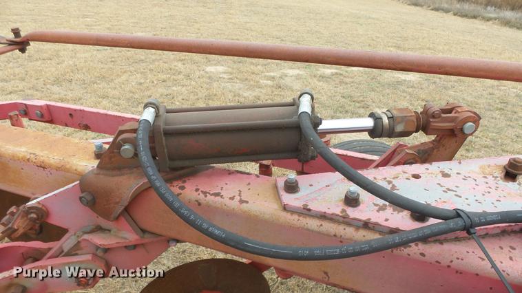 image for item DE7304 Massey-Ferguson 880 six bottom plow