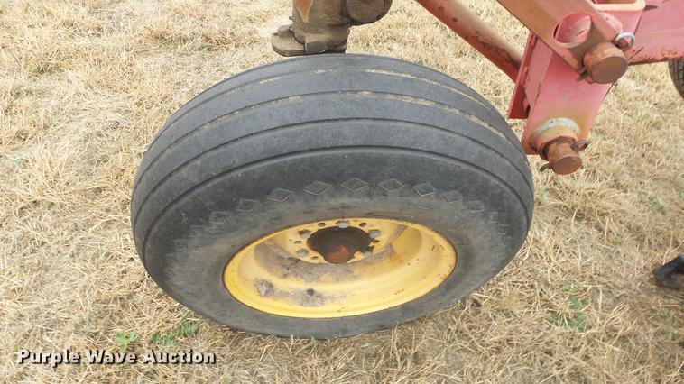 image for item DE7304 Massey-Ferguson 880 six bottom plow