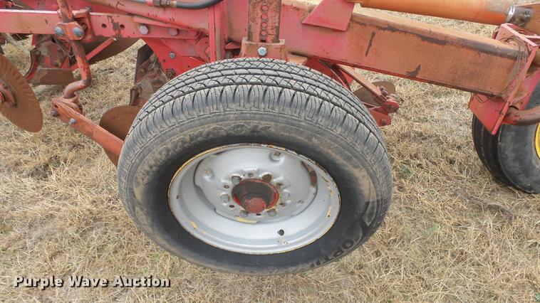 image for item DE7304 Massey-Ferguson 880 six bottom plow