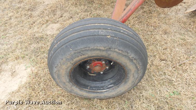 image for item DE7304 Massey-Ferguson 880 six bottom plow