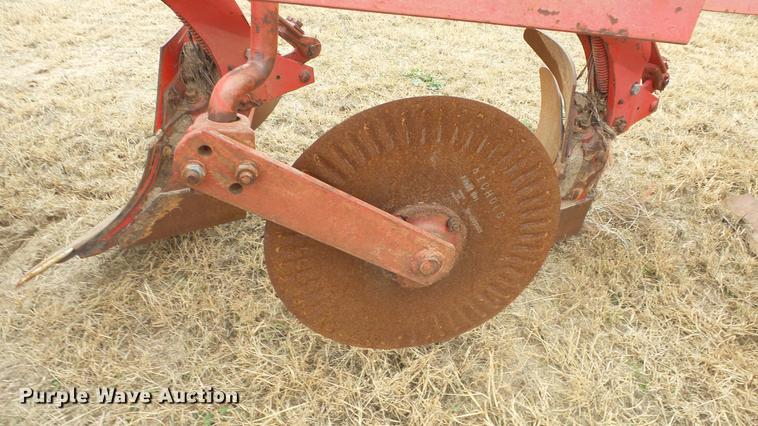 image for item DE7304 Massey-Ferguson 880 six bottom plow