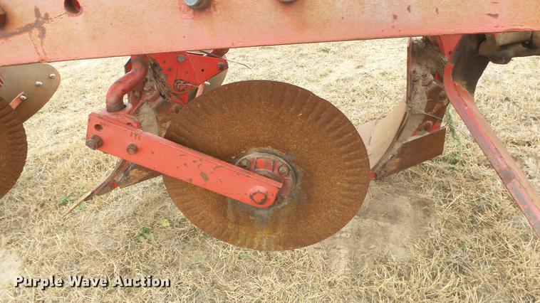 image for item DE7304 Massey-Ferguson 880 six bottom plow