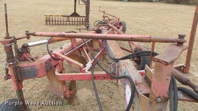 image for item DE7304 Massey-Ferguson 880 six bottom plow