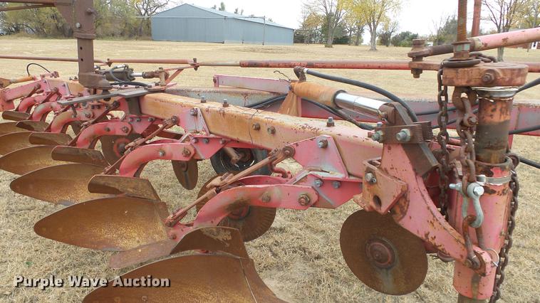 image for item DE7304 Massey-Ferguson 880 six bottom plow