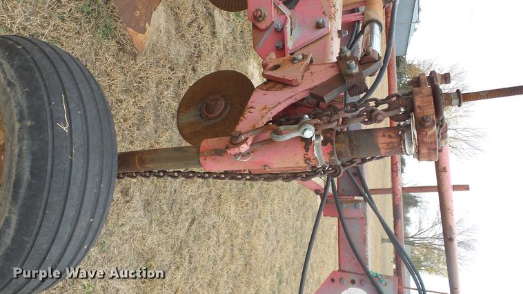 image for item DE7304 Massey-Ferguson 880 six bottom plow