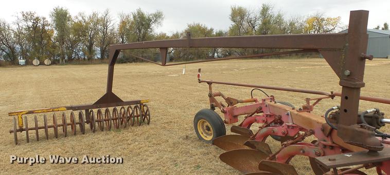 image for item DE7304 Massey-Ferguson 880 six bottom plow