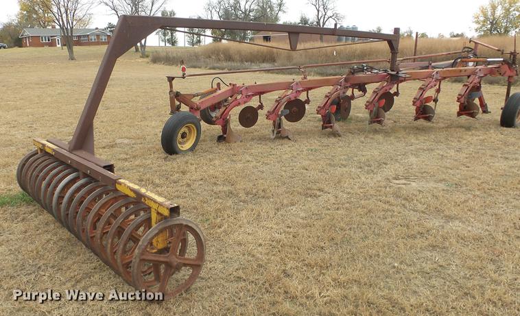 image for item DE7304 Massey-Ferguson 880 six bottom plow