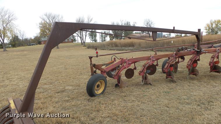 image for item DE7304 Massey-Ferguson 880 six bottom plow