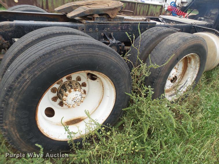 image for item EI9672 1984 Freightliner semi truck