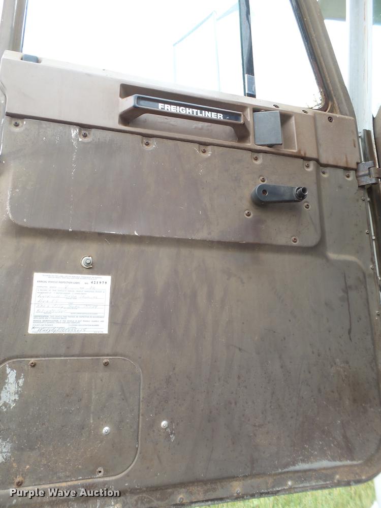 image for item EI9672 1984 Freightliner semi truck