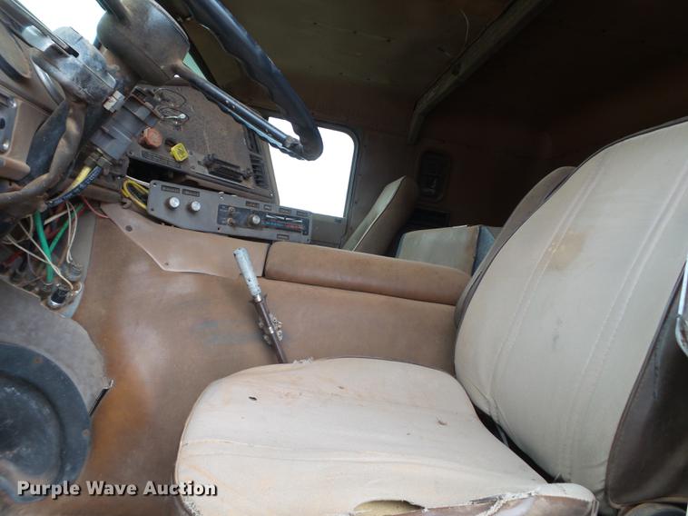 image for item EI9672 1984 Freightliner semi truck