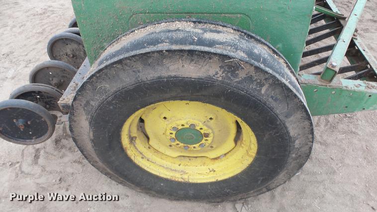 image for item FQ9469 John Deere 8350 grain drill