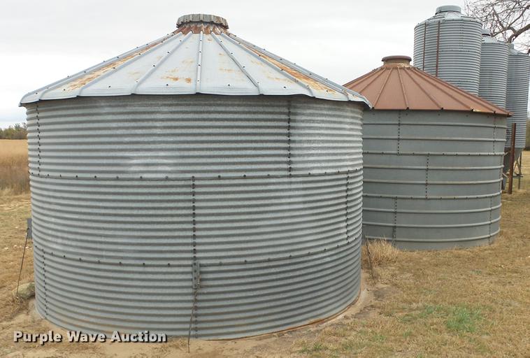 image for item FQ9498 (2) grain bins