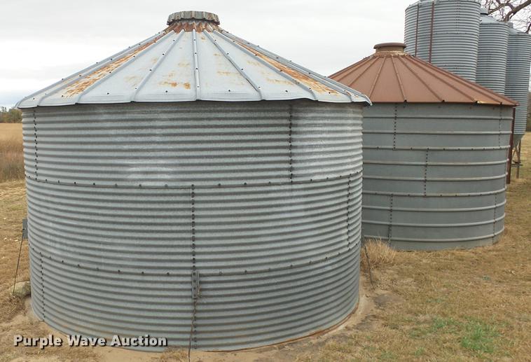 image for item FQ9498 (2) grain bins