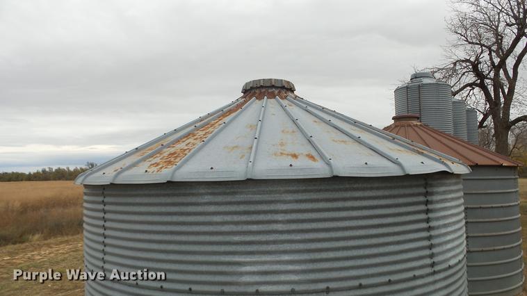 image for item FQ9498 (2) grain bins