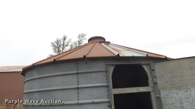 image for item FQ9498 (2) grain bins