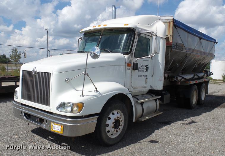 image for item DB7001 2006 International 9400i fertilizer tender truck