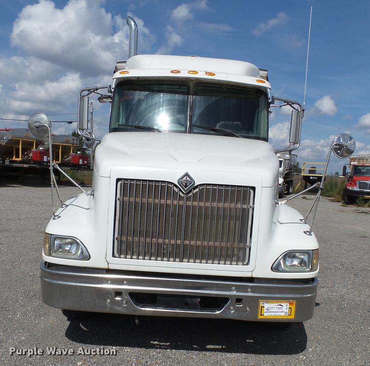 image for item DB7001 2006 International 9400i fertilizer tender truck