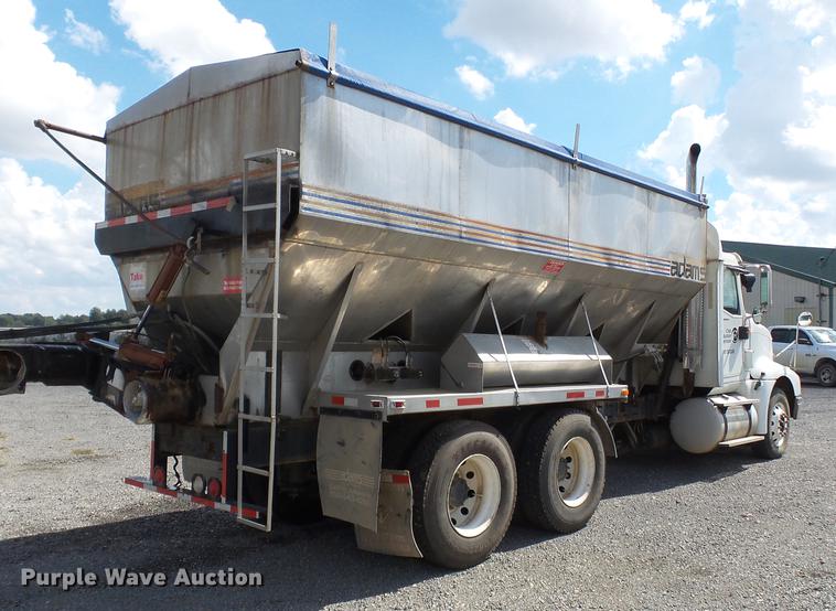 image for item DB7001 2006 International 9400i fertilizer tender truck