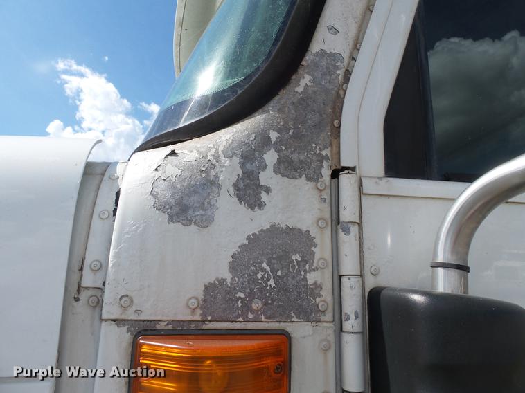 image for item DB7001 2006 International 9400i fertilizer tender truck