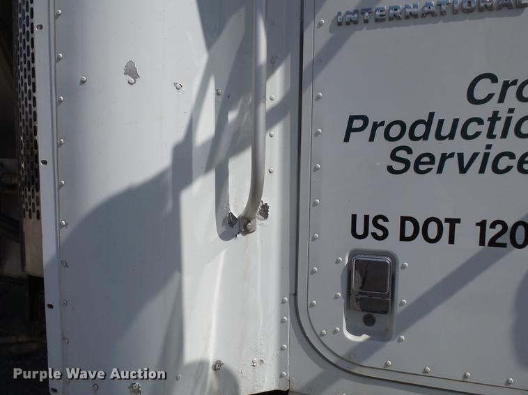 image for item DB7001 2006 International 9400i fertilizer tender truck