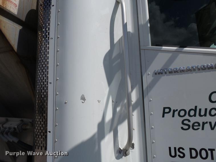 image for item DB7001 2006 International 9400i fertilizer tender truck