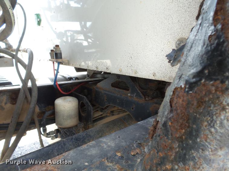 image for item DB7001 2006 International 9400i fertilizer tender truck