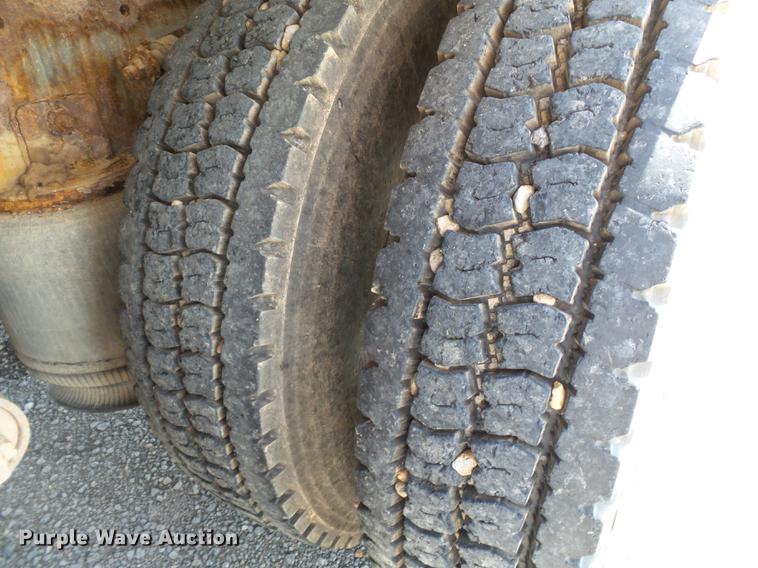 image for item DB7001 2006 International 9400i fertilizer tender truck