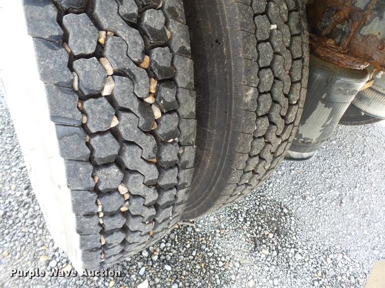 image for item DB7001 2006 International 9400i fertilizer tender truck