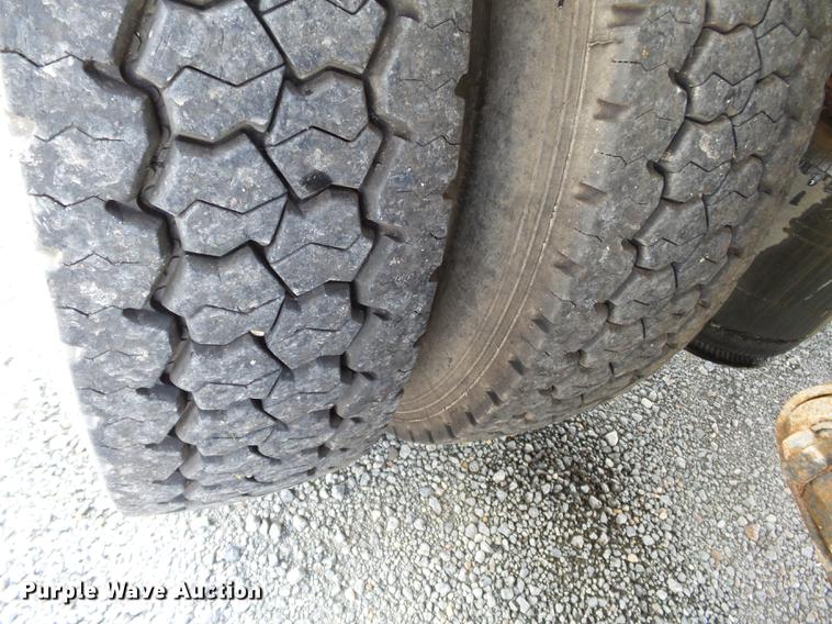 image for item DB7001 2006 International 9400i fertilizer tender truck