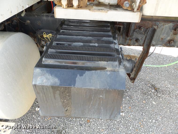 image for item DB7001 2006 International 9400i fertilizer tender truck