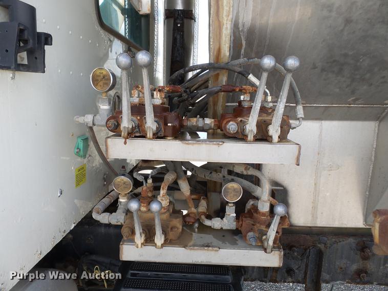 image for item DB7001 2006 International 9400i fertilizer tender truck