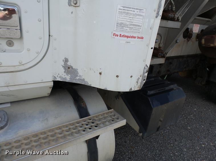 image for item DB7001 2006 International 9400i fertilizer tender truck