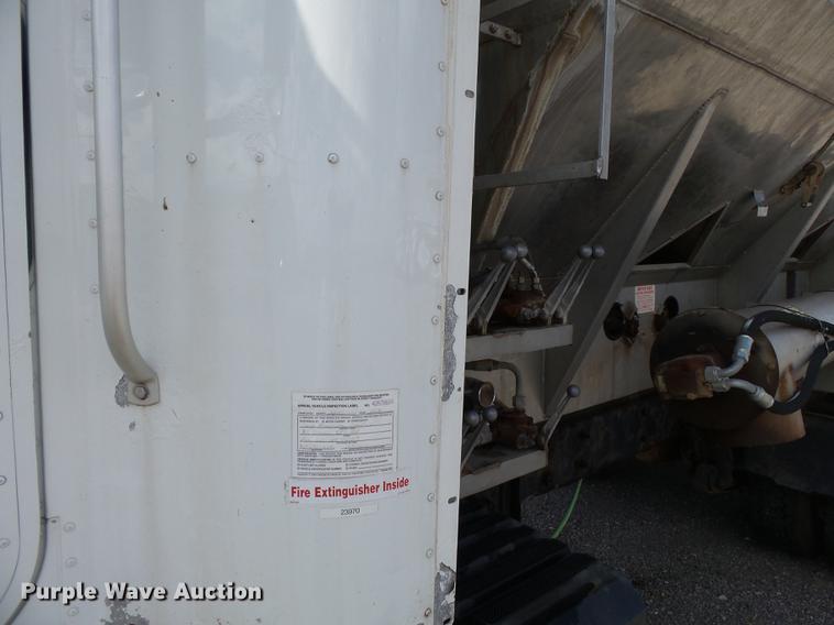 image for item DB7001 2006 International 9400i fertilizer tender truck