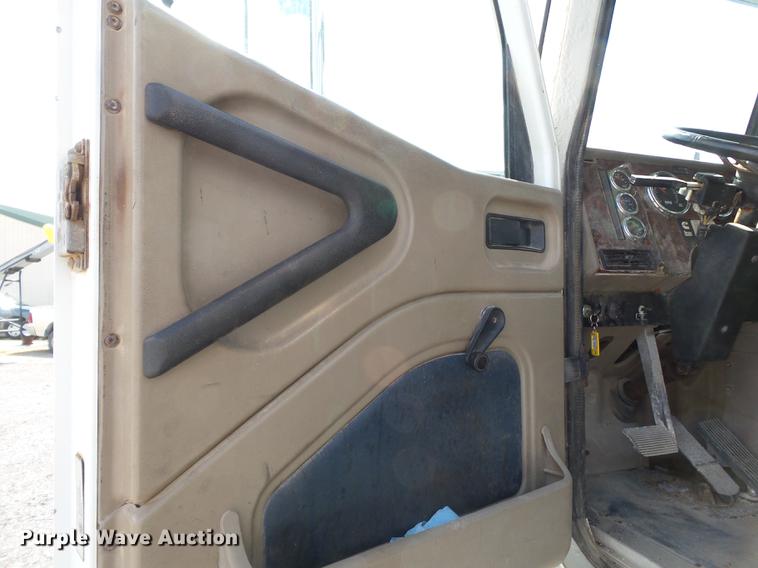 image for item DB7001 2006 International 9400i fertilizer tender truck