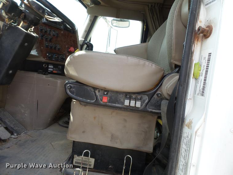 image for item DB7001 2006 International 9400i fertilizer tender truck